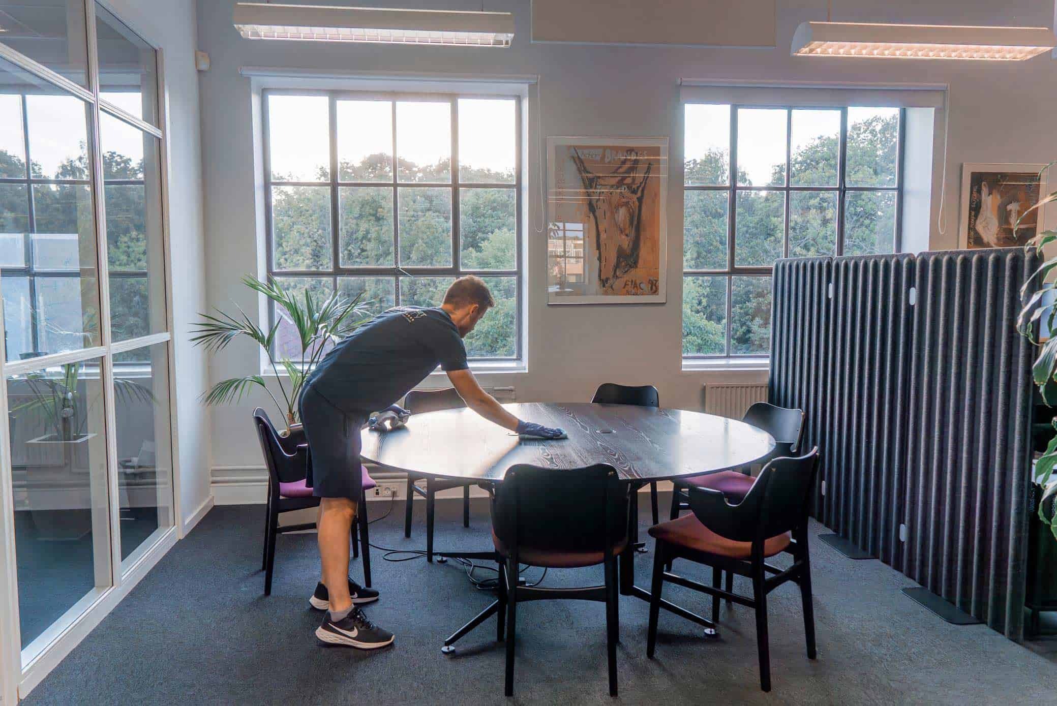 Profesionel kontorrengøring: Skab et rent og sundt arbejdsmiljø